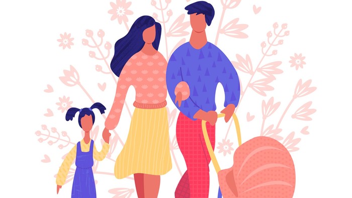 Eine Familie mit zwei Erwachsenen und zwei Kindern spaziert mit einem Kinderwagen durch einen blumigen Garten.