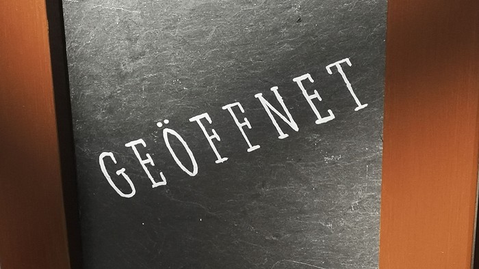 Schild Kirchenöffnung 