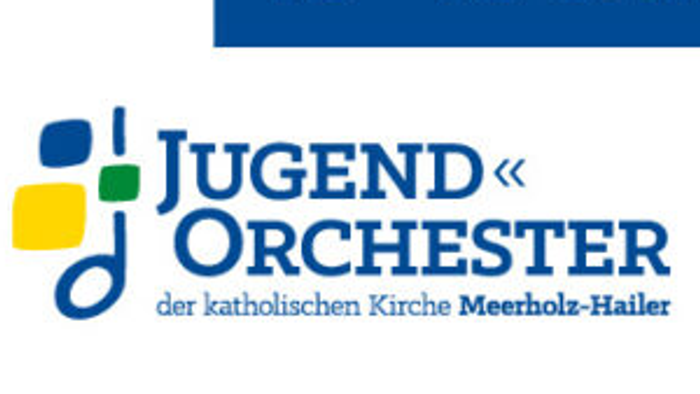 Ein Frau spielt Flöte vor Kindern, umwerben sie für den Schnupper-Nachmittag der Jugend Orchester Hailer