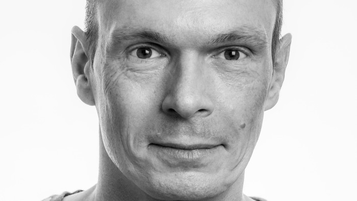 Mand med kort hår og stribede trøje.