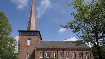 Kirchengebäude mit hohem Turm und blauen Himmel