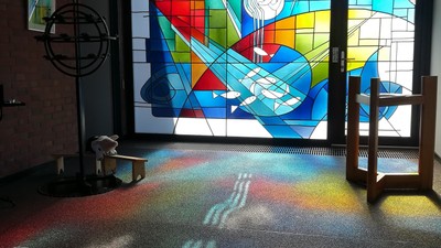 Bunter Glasfenster in modernem Raum mit farbigem Boden