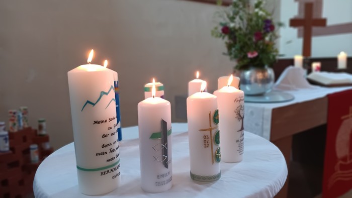 Kerzen auf einem Tisch in einer Kirche