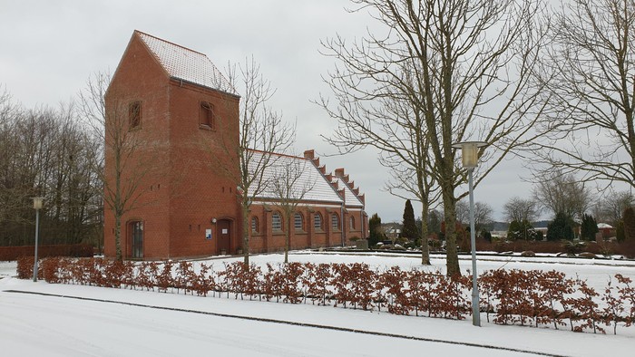 Dorf kirke med sne omkring