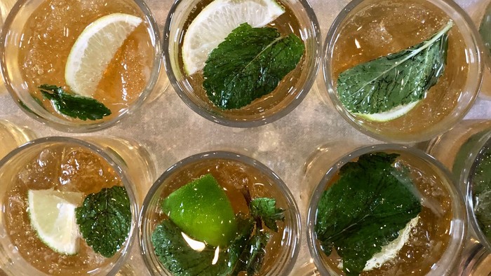 Glass med citron og mentepålag.