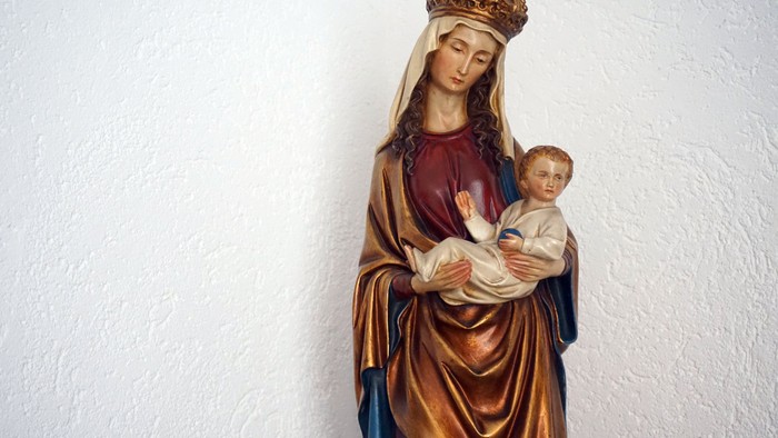 Die Statue zeigt die Muttergottes mit dem Jesuskind.