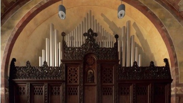 Orgel in einer Kirche mit aufwendigem Design und vielen Registern