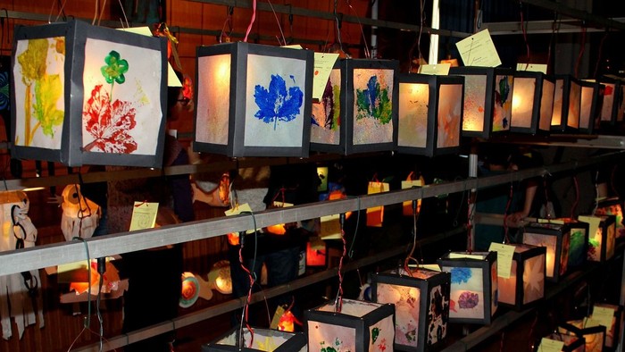 Viele bunte Laternen hängen an der Decke in einem Raum