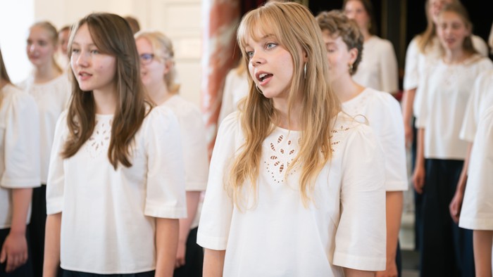 En gruppe børn synger i kor.