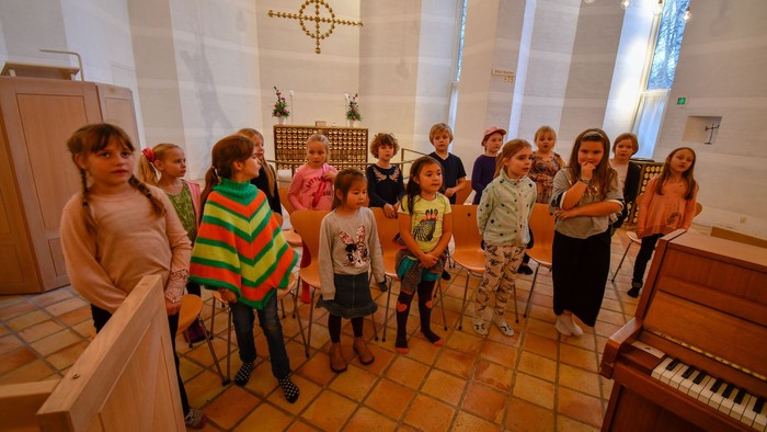 Børn i kirke med piano