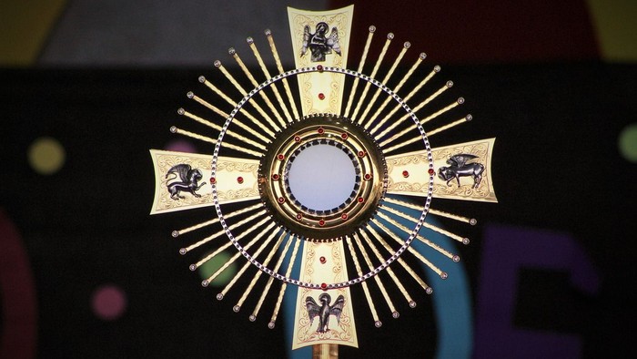 Goldener Kelch mit religiösen Symbolen und Edelsteinen