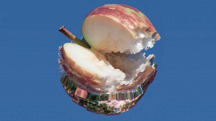 Ein Apfel wird von einem Messer durchschnitten