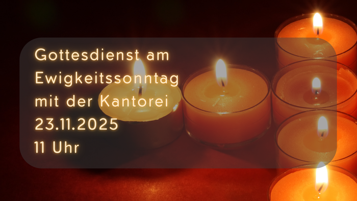 Teelichter, die zu einem Kreuz gelegt sind. Alles ist abgedunkelt und in rot-goldenes Licht getaucht. Der Hintergrund ist fast schwarz. Es herrscht eine dunkle, sanfte Atmosphäre.
