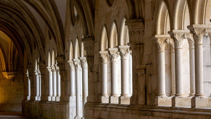 Gewölbe mit Säulen und Bögen in einem alten Gebäude