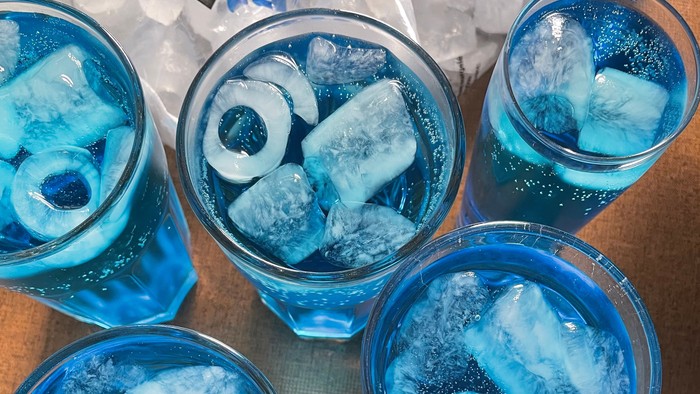 Mehrere Gläser mit blauem Eis und Getränken
