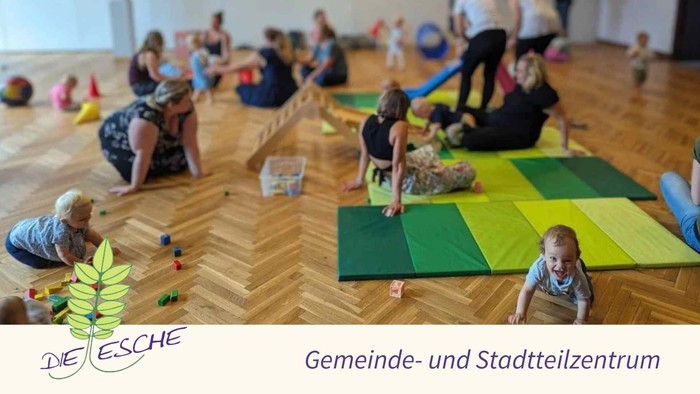 Kinder spielen auf bunten Matten in einem Gemeindedienstzentrum