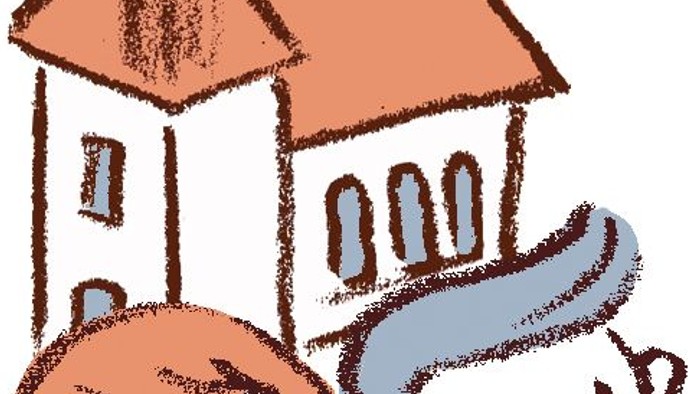 Zwei Kinder stehen vor einer Kirche.