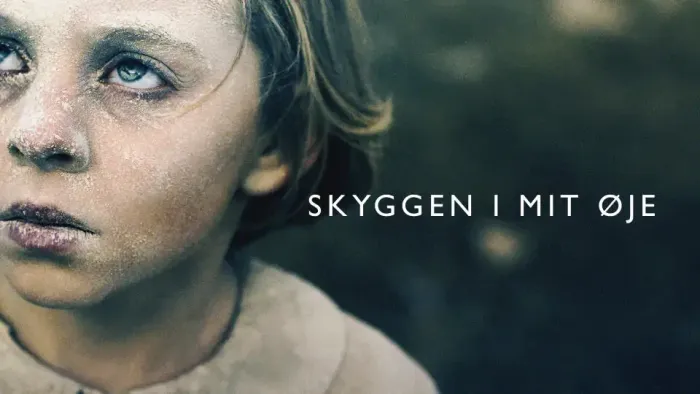 A young girl with serious expression, text "SKYGGEN I MIT ØJE"