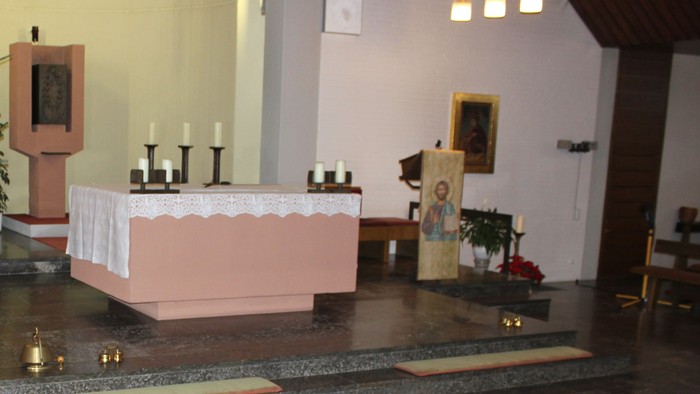 Innenraum einer Kirche mit Weihnachtsbaum und Altar