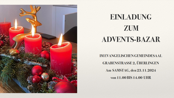 Advents-Dekoration mit Kerzen und Weihnachtsmann-Figur, Text über Advents-Bazar