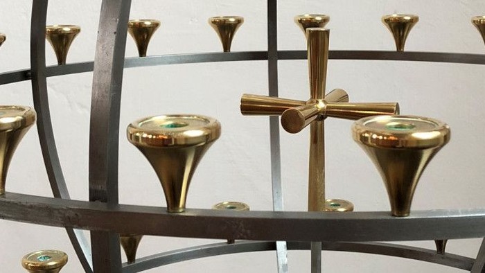 En krommet metalisk struktur med guldfarvede elementer.