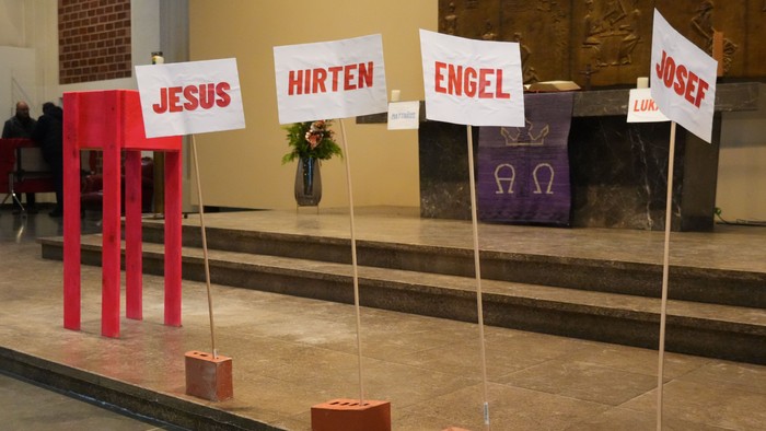 Ein Krippenspiel das die Beteiligten aus beiden Weihnachtserzählungen der Bibel beleuchtet