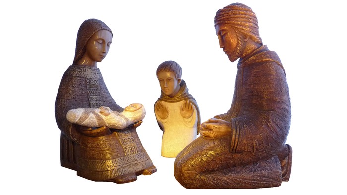 En familie af tre figurer sidder sammen, hvor forældrene omgiver deres barn.