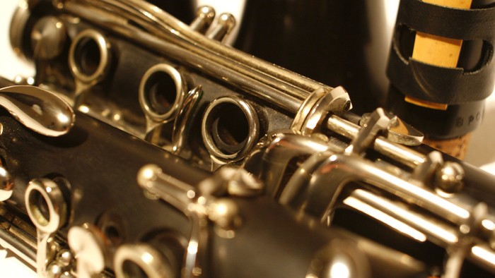 En klarinet med metallblåse og sorte nøgler.