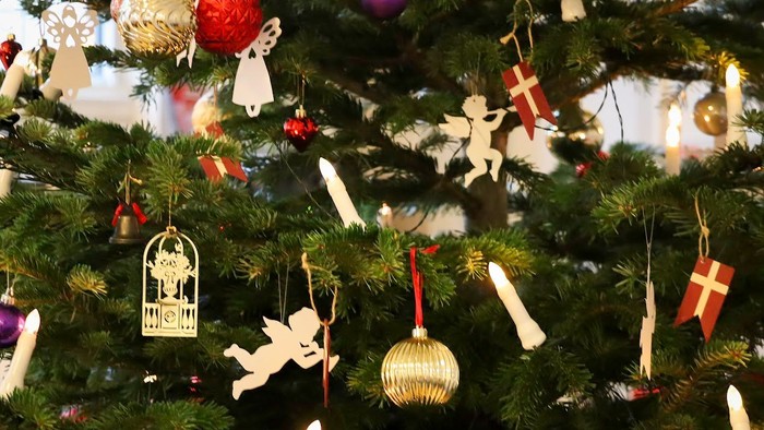 En juletree med forskellige pynt og belysning