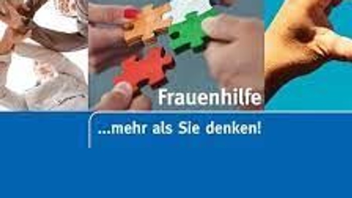 Das Bild zeigt verschiedene Ansichten von Händen, die mit Spielzeug spielen