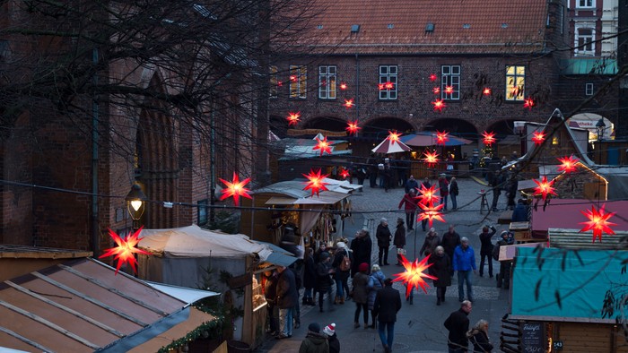 Marktplatz mit vielen Menschen und Weihnachtsbeleuchtung