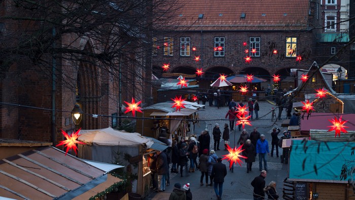 Marktplatz mit vielen Menschen und Weihnachtsbeleuchtung