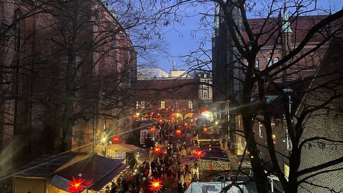 Belebte Stadtstraße bei Nacht mit Verkehr und Fußgängern