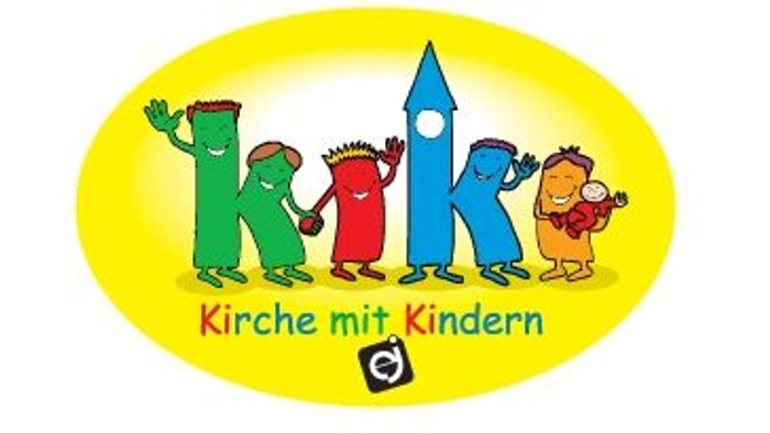 Vier bunte Kinderfiguren vor einem blauen Turm, mit dem Text