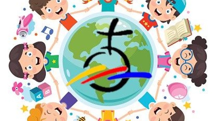 Kinder aus verschiedenen Kulturen halten sich an den Händen um die Erde