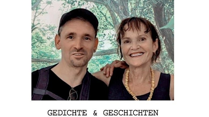 Ein Mann und eine Frau lächeln in einem Wald, umrahmt von Text in deutscher Sprache.