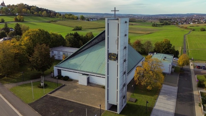Kirche Hl. Dreifaltigkeit Luftaufnahme