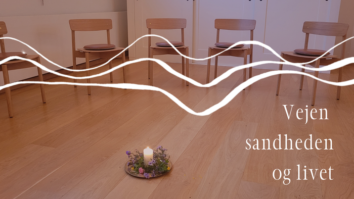 Et roligt rum med træstole, et lysestagearrangement i midten og sætningen *