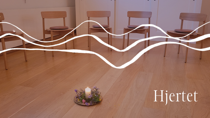 Et roligt rum med lysbølger og et lysestagearrangement mærket