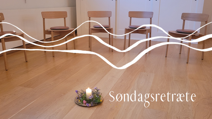 En seng med lysstake og blomster i en rum med stoler og lysstråler