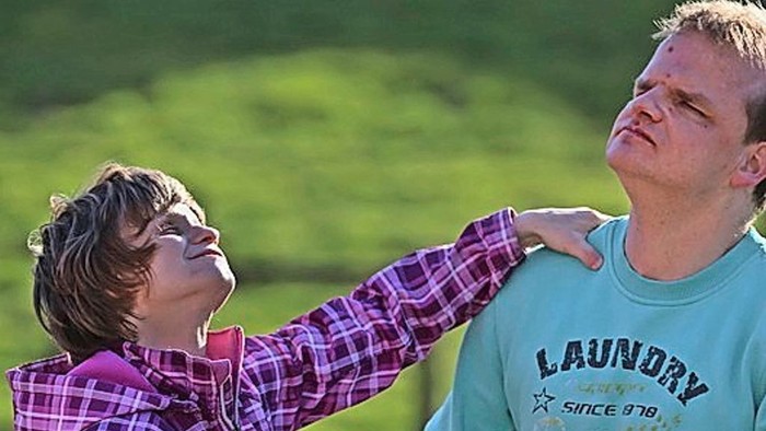 Olli (rechts) im „Dorf der Stille“ – Szene aus dem gleichnamigen Film