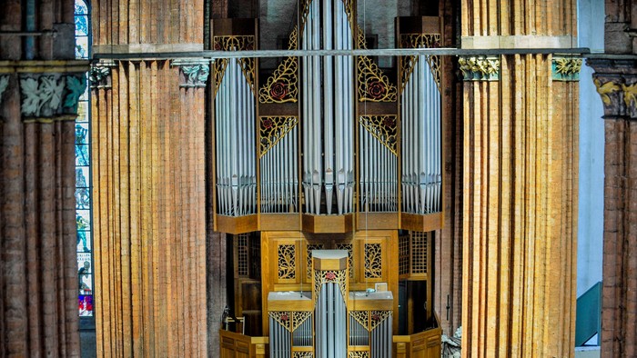 Orgel in einer Kirche mit verzierten goldenen Akzenten