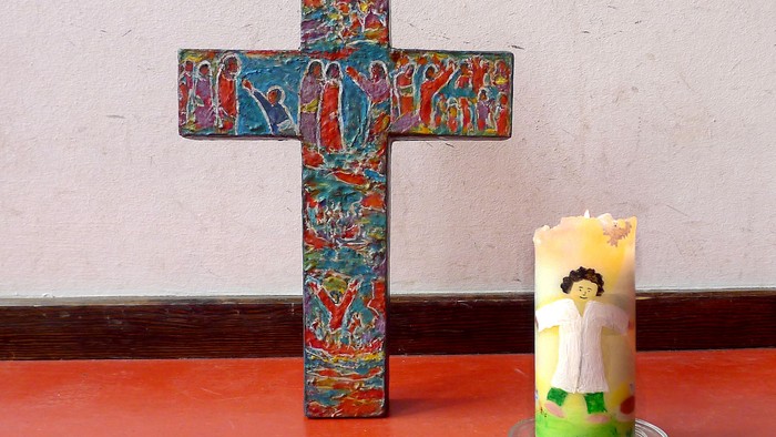 Kreuz und Kerze des Kindergottesdienstes