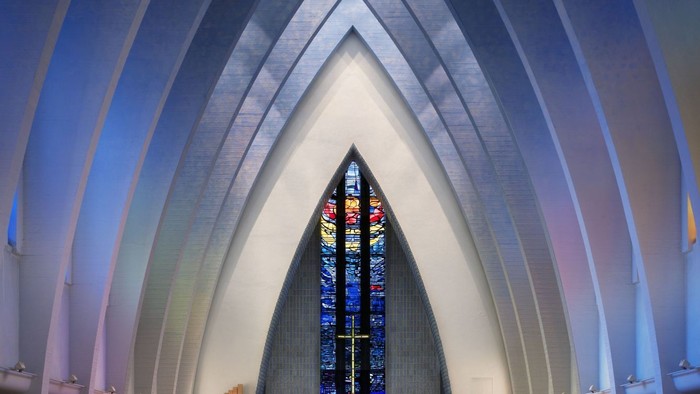 Kirche am Hohenzollernplatz Blick innen zum Altar