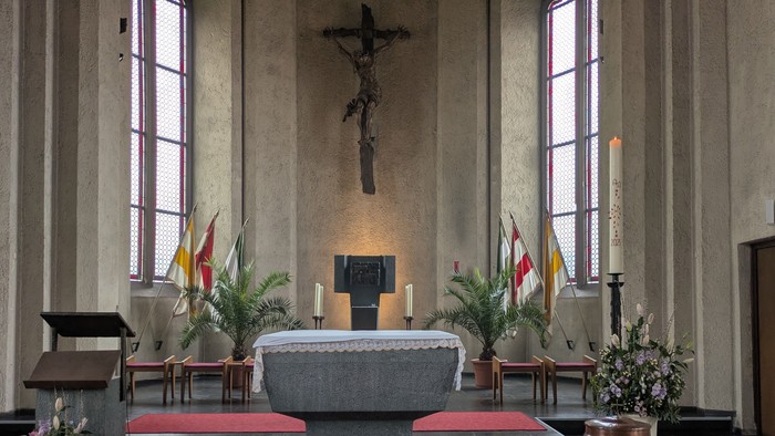 Altar der Kirche Mariae Namen Hanau zur Osterzeit