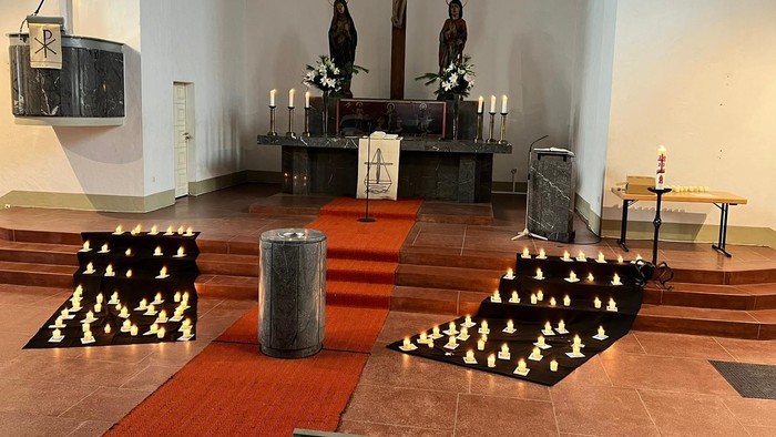Gedenken am Ewigkeitssonntag mit Kerzen in St. Johannis