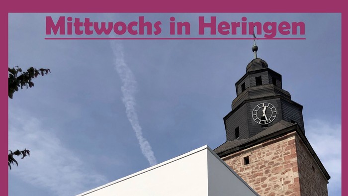 Moderne Kirche mit Uhrturm und Himmel im Hintergrund