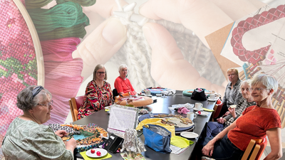 En gruppe pensionister sidder sammen og laver håndarbejde.