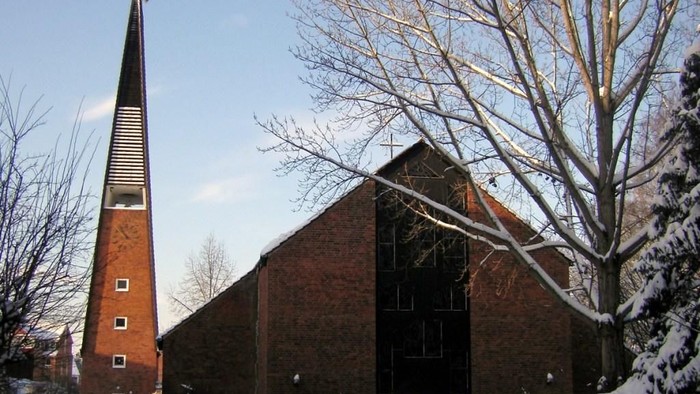 Kirchengebäude mit hohem Turm im Schnee