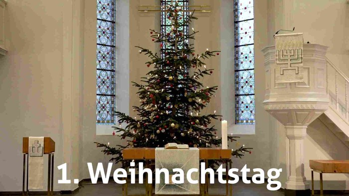 Weihnachtsbaum in der Kirche am 1. Weihnachtstag